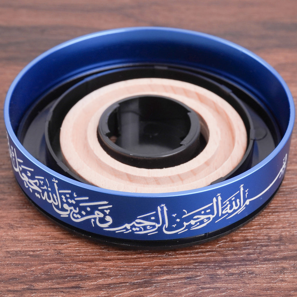 Solar-Powered Islamic Car Ornament – Rotating Ship Wheel with Allah & Muhammad Name Flags, Quran Verse from Surah At-Talaq, and Aromatherapy Wood Diffuser