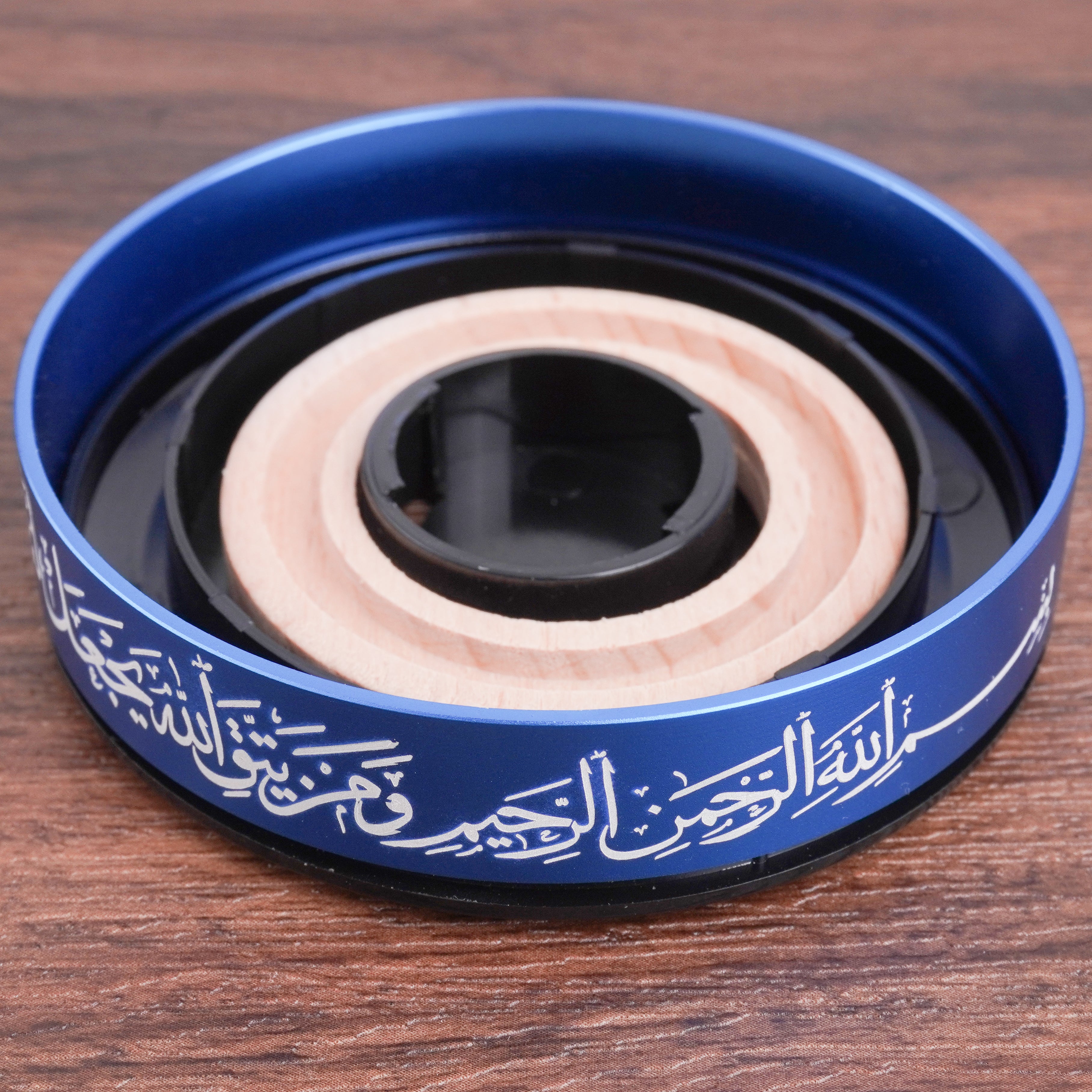 Solar-Powered Islamic Car Ornament – Rotating Ship Wheel with Allah & Muhammad Name Flags, Quran Verse from Surah At-Talaq, and Aromatherapy Wood Diffuser