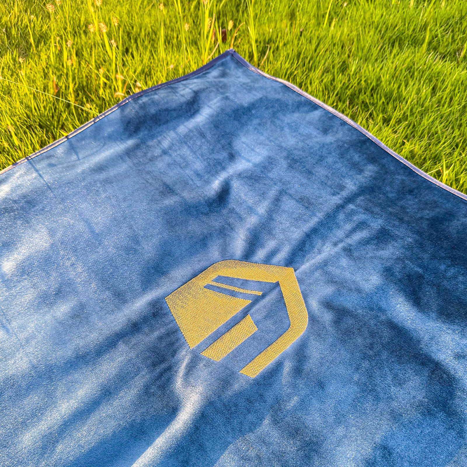 Waterproof Travel Prayer Mat – Red & Blue with Golden Kaaba Design, Eco-Friendly Fabric