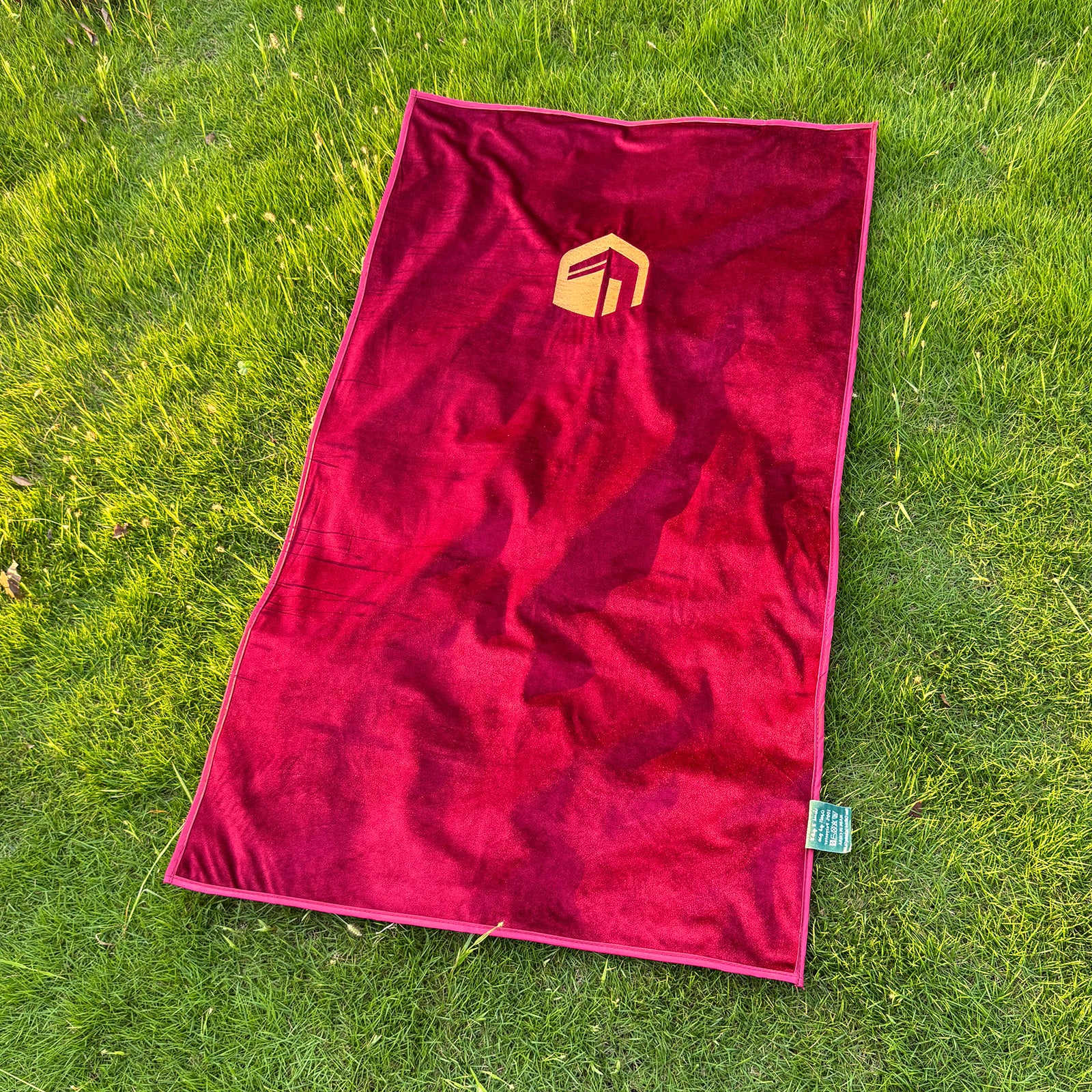 Waterproof Travel Prayer Mat – Red & Blue with Golden Kaaba Design, Eco-Friendly Fabric
