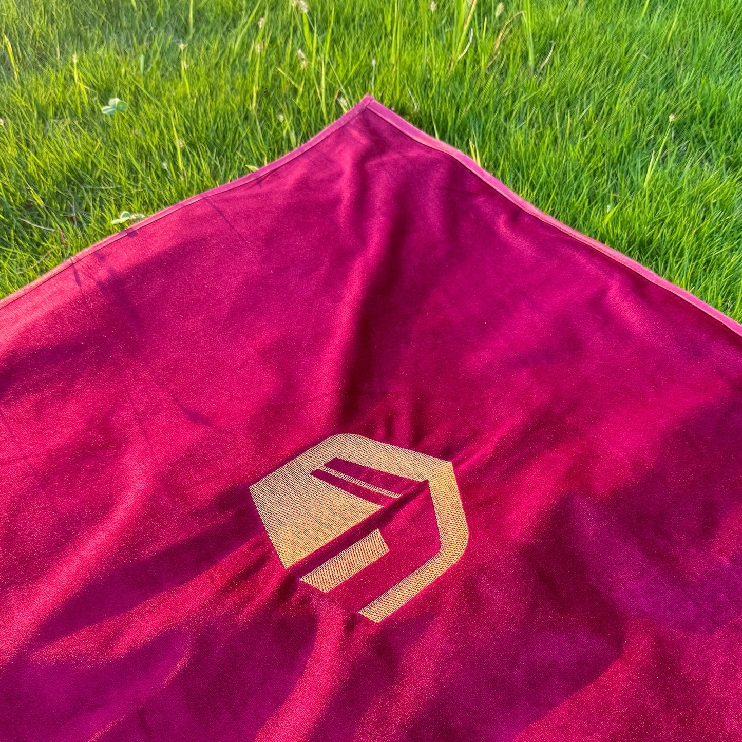 Waterproof Travel Prayer Mat – Red & Blue with Golden Kaaba Design, Eco-Friendly Fabric