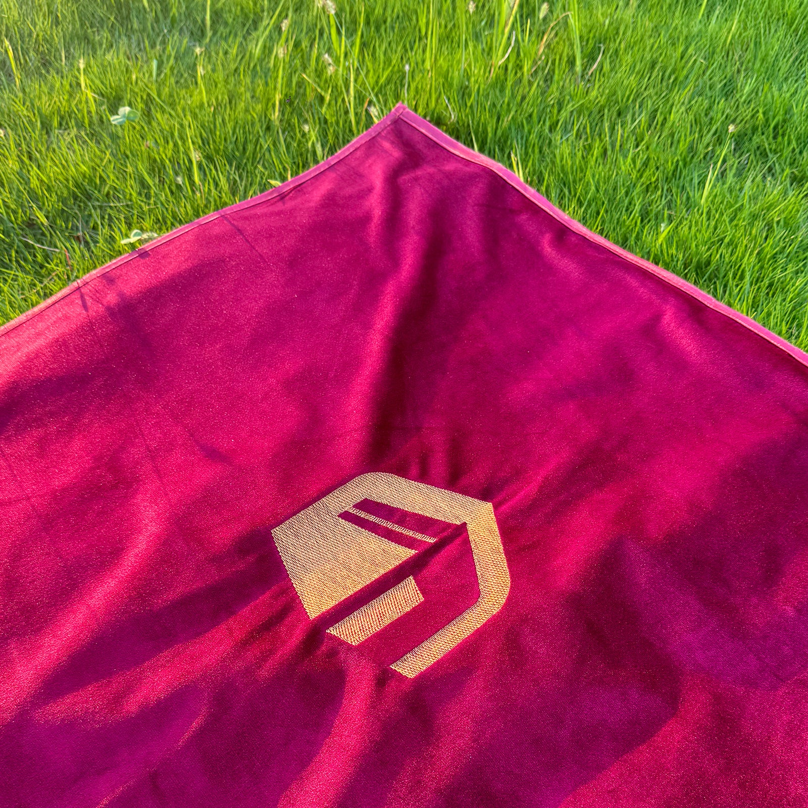 Waterproof Travel Prayer Mat – Red & Blue with Golden Kaaba Design, Eco-Friendly Fabric